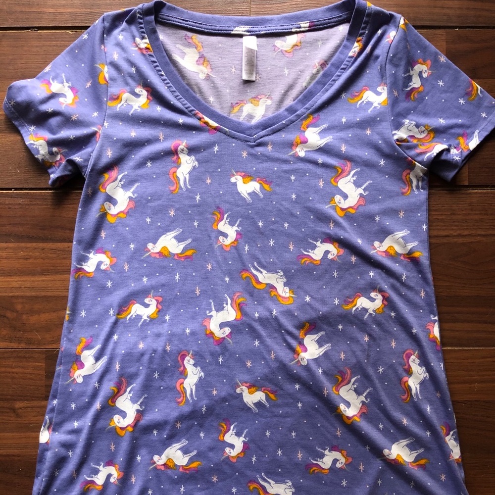 V-neck unicorn tee